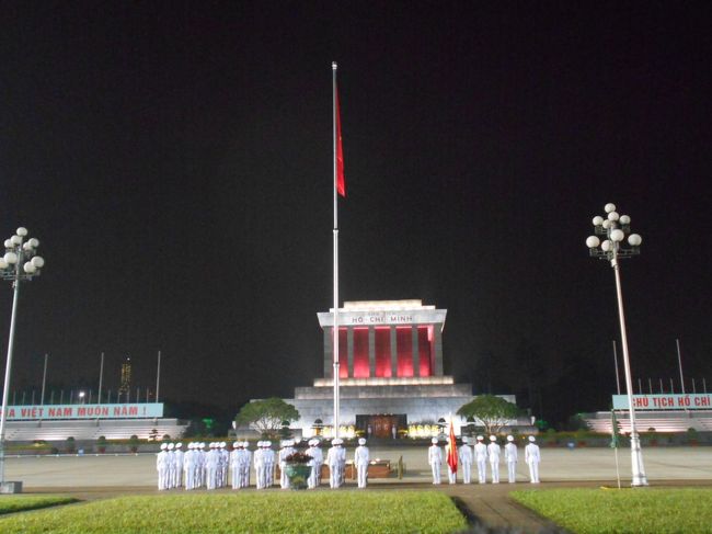 儀式を行う衛兵たちが<br />大きな音のスピーカーから流れる国家をバックに<br />数十人の衛兵さんが行進してきました。<br /><br />けっこう、一緒に国家を口ずさんでいる<br />ベトナムの方もいらっしゃいますね。