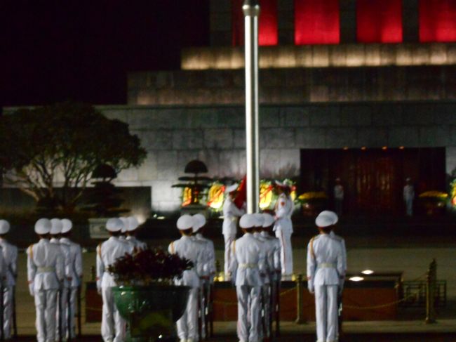 いま、ちょうど国旗が下りてきたところみたいですね。