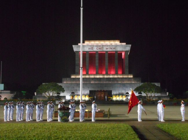 このあと、また国家をＢＧＭに<br />この広いバー・ディン広場を一周して<br />衛兵さんたちは帰っていきました。<br /><br />こんなの、毎晩やってるんだ〜＾＾<br />