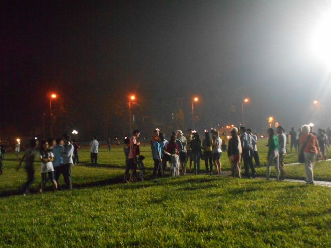 国旗降納儀式が終ったのは<br />ちょうど９時でした。<br />だから、もし見に行くんでしたら<br />８時半くらいには行っておいたほうがいいでしょうね。<br /><br />それにしても、国旗が下りてしまったとたん、<br />衛兵さんの見送りもせずに<br />見物していたベトナム人たちは、<br />さっさと解散していきました。<br /><br />ドライだな＾＾；<br /><br />さっ、私たちも帰ろ♪