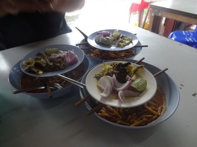 三人いるので、ビーフ、ボーク、チキンのカオソーイを頼んで、シェアしました