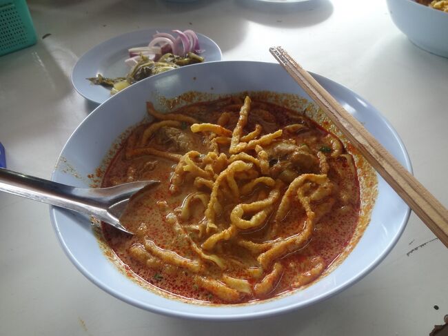 ココナッツミルクの甘さに、ほんのり辛さがミックスして穏やかな味、そして柔らか麺と揚げた麺の歯ごたえのハーモニーがまたいいです<br />でも、なぜかスープが微妙に違うように感じるのは気のせい？