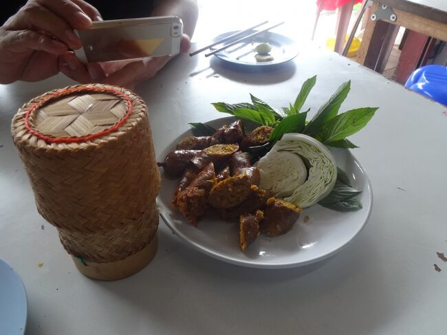 ソーセージのサイクワとカオニャオも追加<br />何を食べても美味しい！