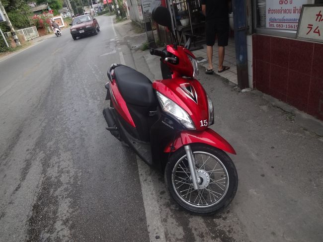 チェンマイ二日目<br />今日の朝食もカオソーイのハシゴ<br />レンタルしたバイクに二人乗りで集合予定のお店に向かいます