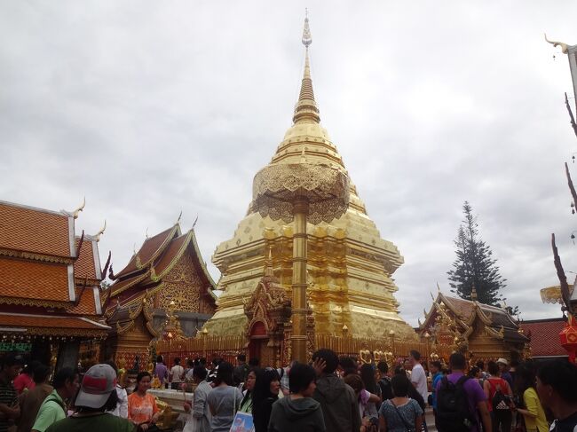 中に入ってみると、金ピカ〜