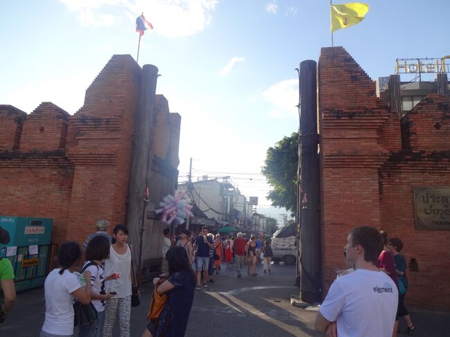 集合時間となり、ツゥクツゥクに４人（後ろに3人、ドライバーの隣に1人）乗ってターペー門まで行って