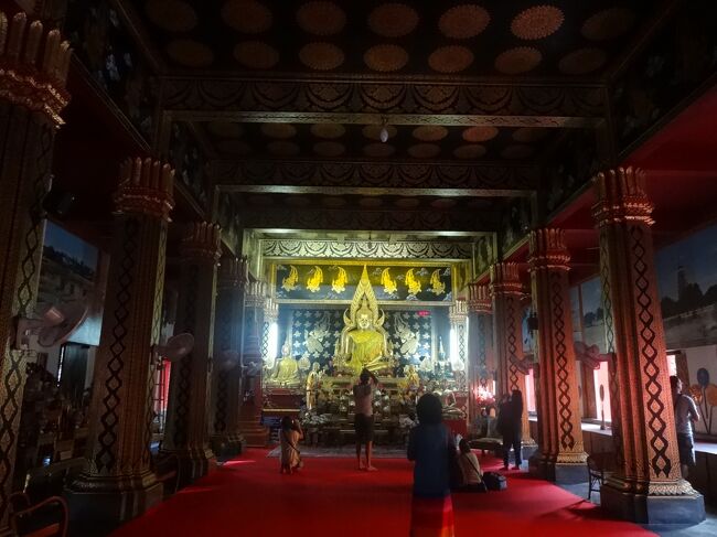 中に入ってみます