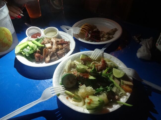 めっちゃ混んでいるので、おつまみも自ら購入しにキッチンへ