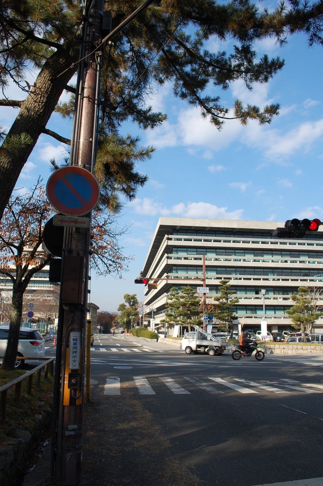 朝６時、自宅をマイカーで出発。<br />我が家からの場合、名古屋に出るだけでも約１時間かかるので、奈良・京都方面へは車の方が早くまた安く行くことができます。<br />ただ帰路の名古屋方面・東名阪道の渋滞には覚悟が必要です。<br /><br />8：45分到着　いつものように県庁横のパーキングに駐車。一回￥1000<br />思ったより車が多く停まってる。やはり早めに来て正解でした。