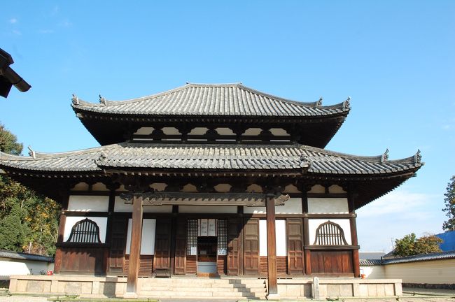 こちらには有名な四天王と多宝塔が安置される。<br />なかでも人気の広目天さま。<br />じっと広目天さまを見つめる女性が一人。<br />「この角度から見るといいですよ。どうぞ」と声をかけられました。<br />やはりこの凛々しい姿には感動です。