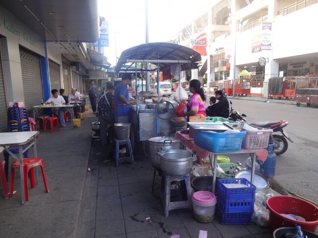 チェンマイでの翌朝<br />朝ご飯は、ジョークお粥の屋台<br />