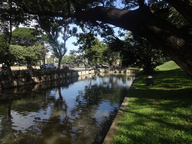 朝ごはんの後は、旧市街の中をバイクで走ります