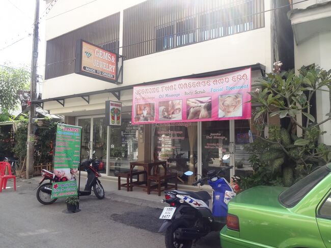 バイクを返却して、宿の近くのイスラム街でマッサージへ、フットマッサージを頼んだつもりが、コミュニケーションミスで、ボディマッサージに<br />まぁ、どちらにしようか迷っていたので、そのままお願いしました