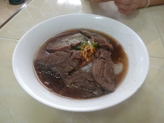 クウェティアオは、牛肉がトロトロ、麺はしこしこ、スープはちょっと甘めだけと美味しい。多分、酢や唐辛子での味付けを想定されているのでしょうね