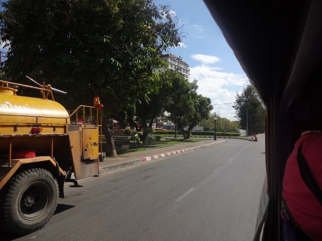 ソンテウで、一旦宿に戻り、本日帰国の途につく、アキさん、あがさん、私とまだいる方々とお別れです<br />空港まで、ソンテウ三人で100TB<br />みなさんに、見送っていただくと、寂しさが込み上げてきますね