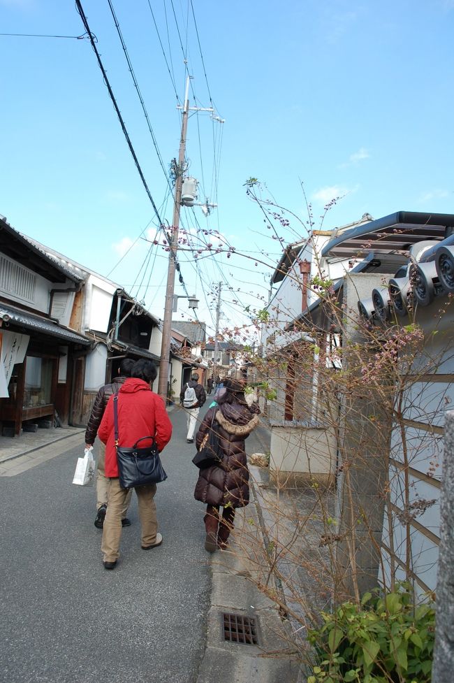 再び歩き始めましたが、先頭を歩く王子さんの異変に気付いたガブちゃんが「王子！もしかして道まちがえた〜」と鋭いツッコミ。<br />「あ〜道が分からんくなってしもうた」と苦笑いの王子。<br />奈良を知り尽くした人でもこんな事のあるんだなぁと思っていると・・<br />「ハイ、私が案内します！」と助っ人登場。kuritchiさんでした。