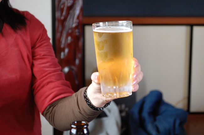 ビールで乾杯！<br />うん？グラスを持つのはだれ？