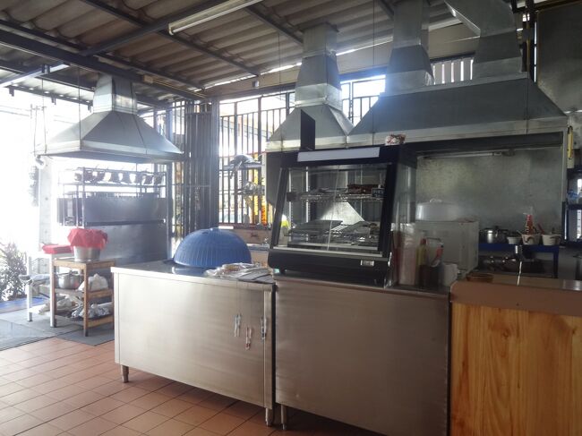 ランチタイムとなり、初ソンテウを体験<br />どうやら一人20TBのようです<br />ワットプラシンまで行ってもらって、そこからちょこっと歩いてSPガイヤーンへ