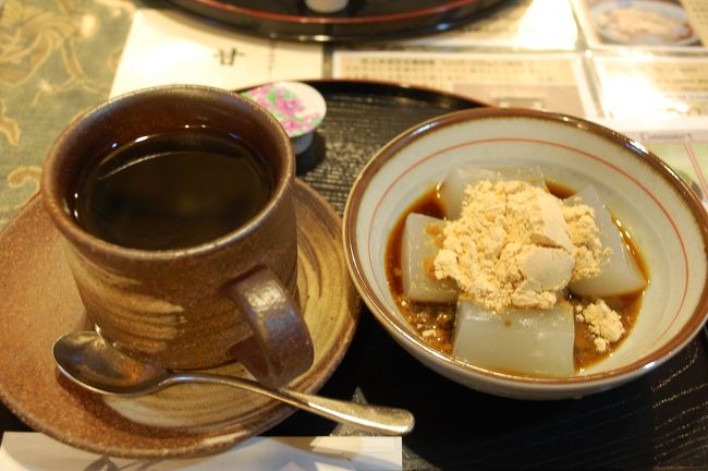 二月堂に向かう前に、ちょっと休憩。<br />コーヒーが飲みたかったので、わらび餅とのセット。