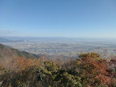 三方山からの景色。
現地では気づきませんでしたが、写真を確認すると木曽御嶽山と乗鞍岳らしき雪山が写っていました。