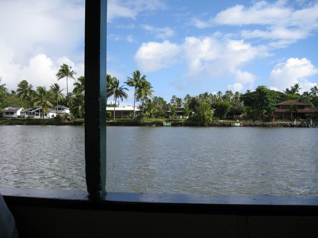 次に訪れたのがワイルア川。ここから船に乗りシダの洞窟へと向かいます。