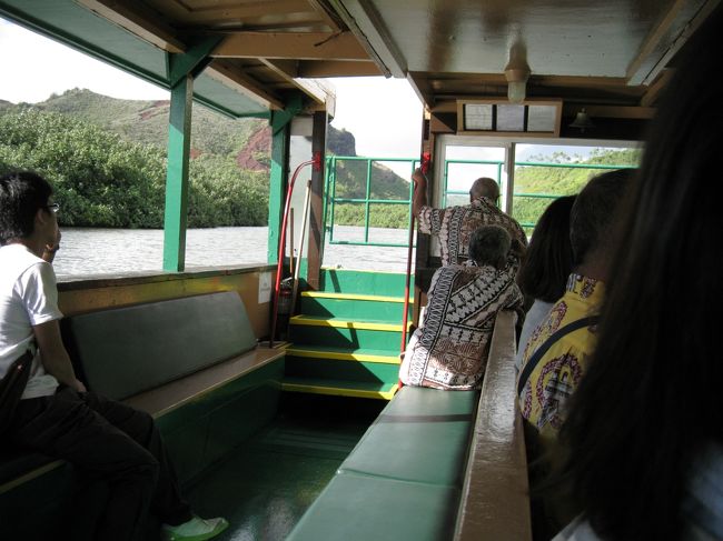 ちょっと大きめの船で移動しました。船には楽器をもった方も一緒に乗っていました。