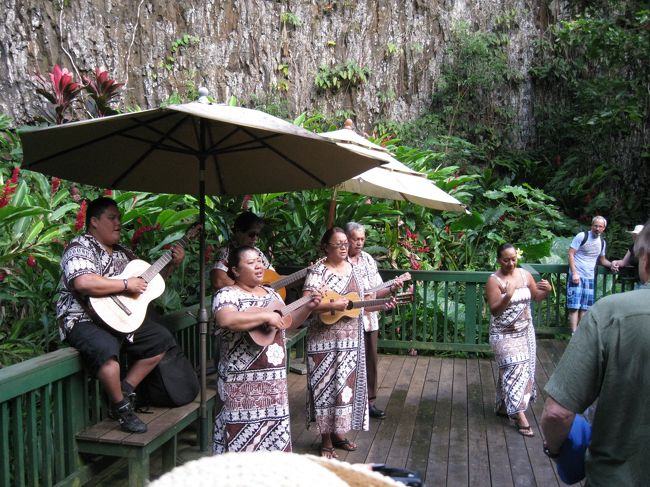 シダの洞窟に行くときに乗った船に一緒に載っていた楽器を持っていた方たちが音楽に合わせてフラを踊ってくれました。