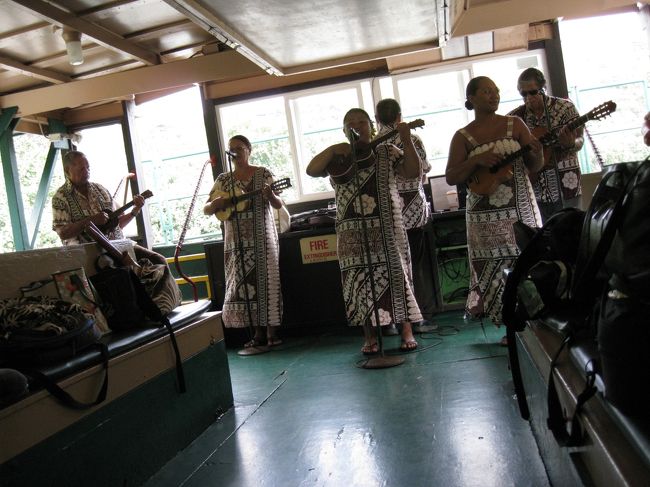 帰りも船の中で演奏してくれました。