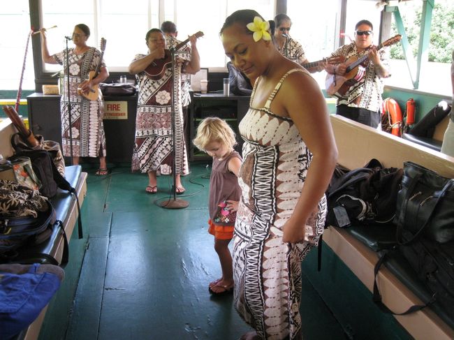 フラも踊ってくれました。一緒に踊っている女の子可愛かった。<br />私たちも参加して少し踊りました。