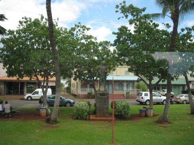 バスからみたキャプテンクック像