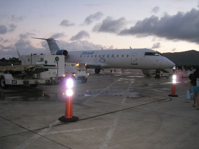 ホノルル空港に戻ってきました。<br />ホノルルから到着してから車が渋滞していてワイキキについたのは8時ぐらいでした…。