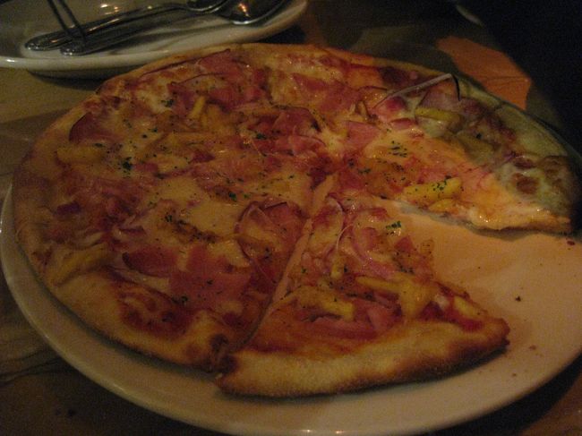 ピザ。中にパイナップルが入っていました。