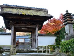 亀ヶ谷の切り通し入り口にある長寿寺。
道路からきれいなもみじが見えたので階段を上ると山門はまだ閉まっていました。