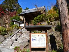 こちらがはじめてきた覚園寺。
入り口はいたって普通です。

裏山から下りて来たのでどの辺にあるのかわかりませんでしたが、鶴岡八幡宮の北東の、倉宮の少し奥のあたりでした。