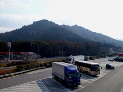 京都から敦賀へ

京都駅でレンタカーを借りて、名神高速道、北陸自動車道で敦賀へ。
名神高速道の多賀ＳＡで一休み。
琵琶湖東側の中間辺りで、湖東三山？が見える。