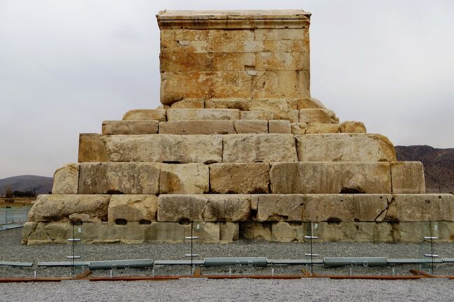 2012秋、イラン旅行記(26)：11月19日(9)：ペルセポリスからヤズドへ、伝キュロス王の墓、パサルガエダ