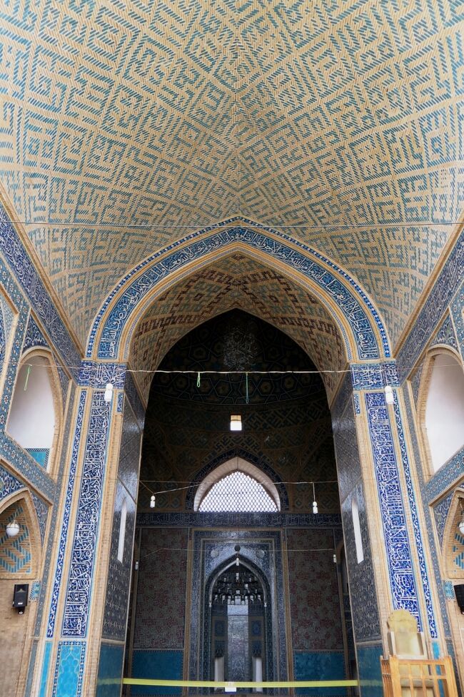 2012秋、イラン旅行記(31):11月20日(5):ヤズド(5):金曜日のモスク、中庭、貯水槽、イーワーン、神輿