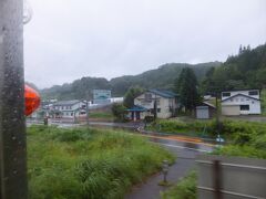 車窓から見えた分水嶺。ここからは日本海側へ下って行きます。
