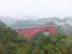 赤い橋が見えてきました。