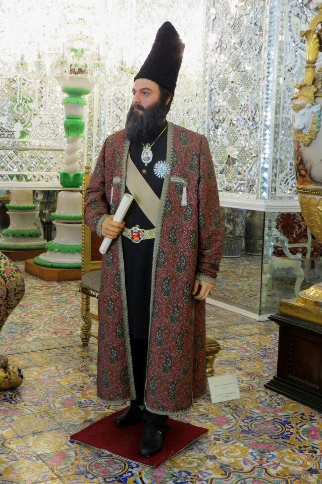 長い顎鬚を伸ばし、黒く高い帽子を被った人もシャーの一人のようです。顎髭が長い人では、ガジャール朝第2代のファトフ・アリー・シャー当たりが似ているようでしたが、少し恰幅が良すぎる気もしました。時代を遡って、アフシャール朝の初代シャー、ナーディル・シャー（1688～1747年：在位：1736～1747年）もよく似た風貌です。その武勇は『ペルシアのナポレオン』、あるいは『第二のアレクサンドロス』とも称されます。ガジャール朝の下で宰相を務めたミールザー・タギー・ハーン・アミーレ・キャビールかも知れません。近代化改革に取り組んだものの、無理解な保守派の宗教勢力と国王ナーセロッディーン・シャーの反対にあって、その改革は頓挫しました。(同上)