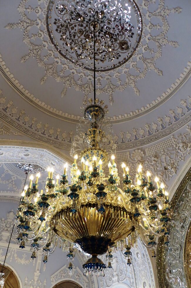 色が付いたクリスタルで装飾されたシャンデリアです。天井飾りもシャンデリアと同様に、煌びやかで豪華でした。(同上)