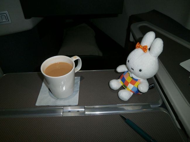 香港の航空会社ですから、ちょっとでも香港らしいものを味わいたかったので、香港式ミルクティーを頂きました。