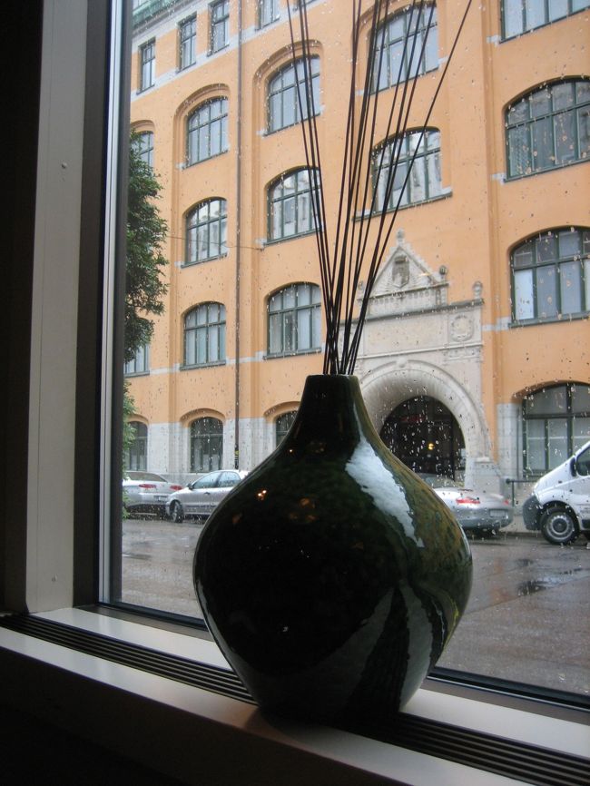 たっぷり寝てお腹も空いたので楽しみにしていた朝食へ。<br />外はあいにくの雨でしたが、雰囲気ある景色に今はストックホルムなんだ〜と実感。<br /> <br />