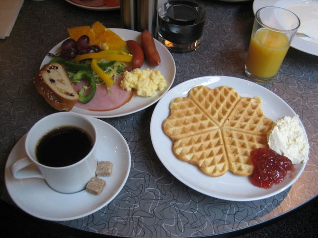 このワッフルは自分でワッフルメーカーを使って作ります。<br />ボールに生地が用意されているのでお玉で１杯すくって入れるだけ。<br />これがもっちりしてすごくおいしいんです。<br />毎日焼いて食べました♪<br />パンやヨーグルトの種類も豊富だし、飲み物やフルーツも充実してて<br />朝から食べ過ぎました。<br />（そして後でとんでもないことになります・・・）<br /> <br />