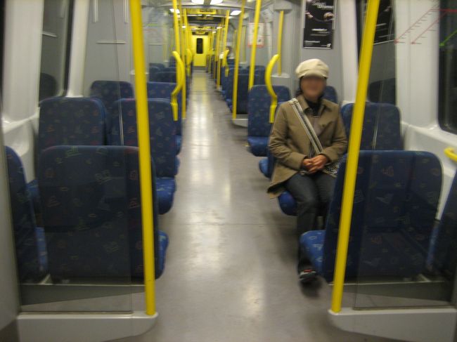 平日の８時なのになぜかガラガラの車内。<br />キオスクはあんなに混んでいたのに不思議？？