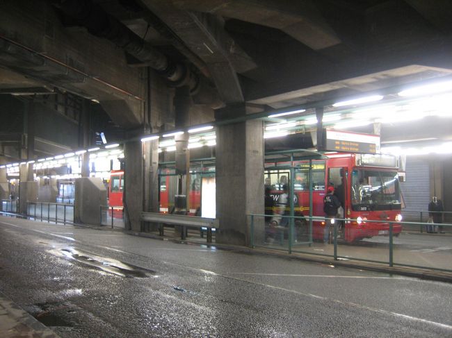 Ｓｌｕｓｓｅｎ駅に着きバスターミナルを探します。<br />何番のバスだっけ？と電光掲示板をチェック。<br /><br />