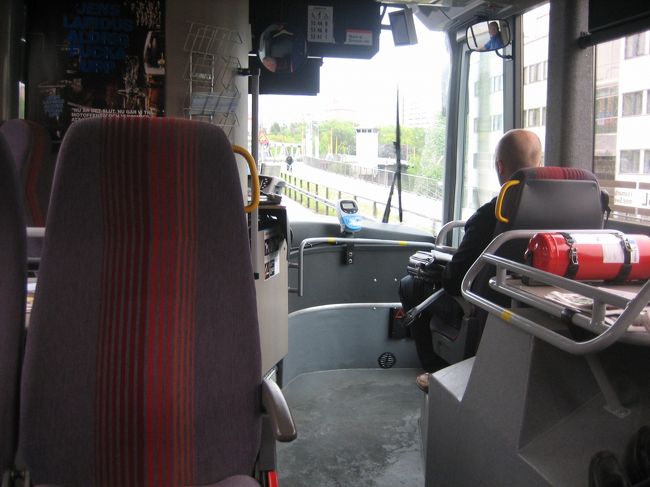 運転手さんにここまで行きたいのだけど、、、と<br />また読めない地名を指さしてみると<br />着いたら教えるから！と言ってくれて一安心。<br />Ｓｌｕｓｓｅｎを出発すると１０分くらいで景色が変わります。<br />だんだん自然が美しい田舎の風景に<br />今の時期は緑が本当にきれいです。<br />スウェーデン様式のかわいい家もちらほら見えます。<br />