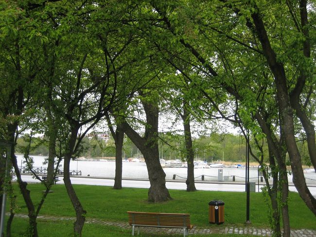 ちょっと早めに着いてしまったようなので<br />お店が開くまであたりを散策。<br />雨があがってよかったです。<br /><br />誰もいない朝。向こう側に見えるのは湖です。<br />土日などはカフェやレストランもあるので結構賑わっているそうです<br /><br /><br />