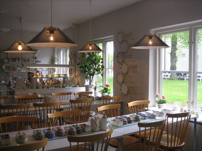 こちらはグスタフスベリ磁器博物館。<br />奥には絵付けをしている職人さんがいるのですが<br />外の窓から通った時に見えて<br />あんな仕事してみたいな〜なんて思ったのでした。<br />理想的な職場ですね。<br />写真を撮っていたらこっちを向いたので<br />「ヘイ（こんにちは）」と言ったら<br />ニコッと笑って「ヘイ！」と返してくれました。<br />