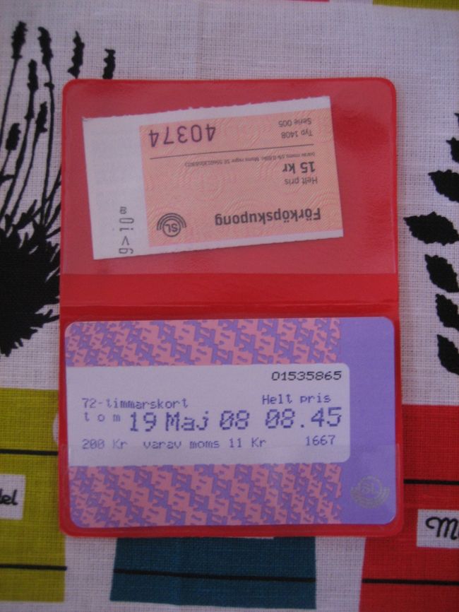 赤いケースは購入するとついてくるパスケース。<br />（言わないとくれませんが）<br />